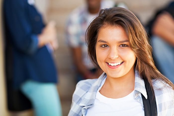 AdobeStock_53244905 portrait collégienne cheveux chatain.jpeg